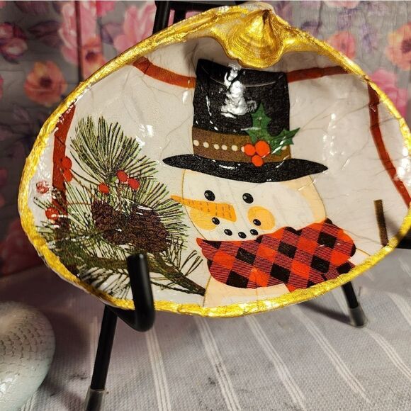 DECOUPAGE CLAM SHELL DECOUPAGE SNOWMAN ⛄️ ON A CLAM SHELL TRINKET DISH - Picture 2 of 12